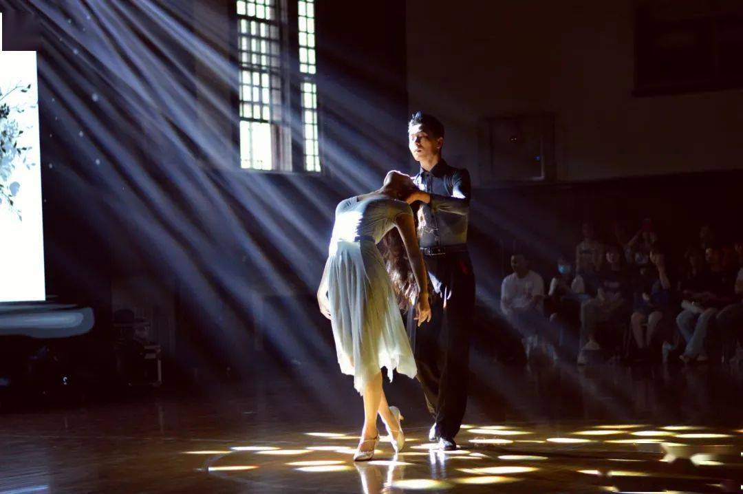 1嘉宾表演牛仔双人舞