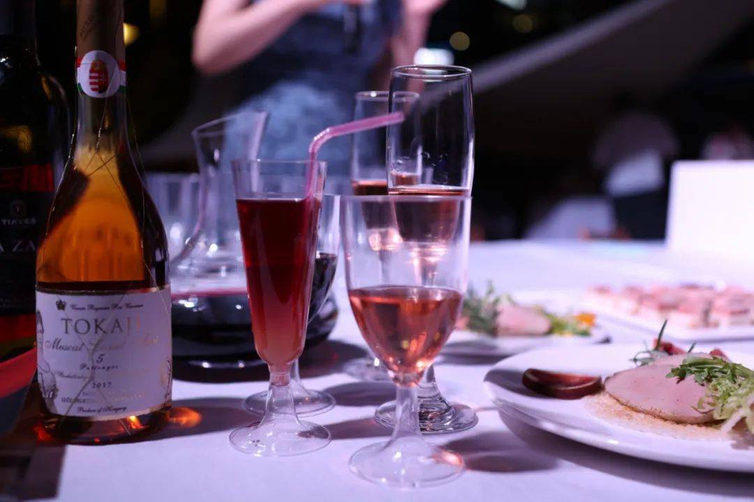 中东欧咖啡红酒生活节 | 老外滩边,美酒加咖啡,一杯又一杯…_杰娜