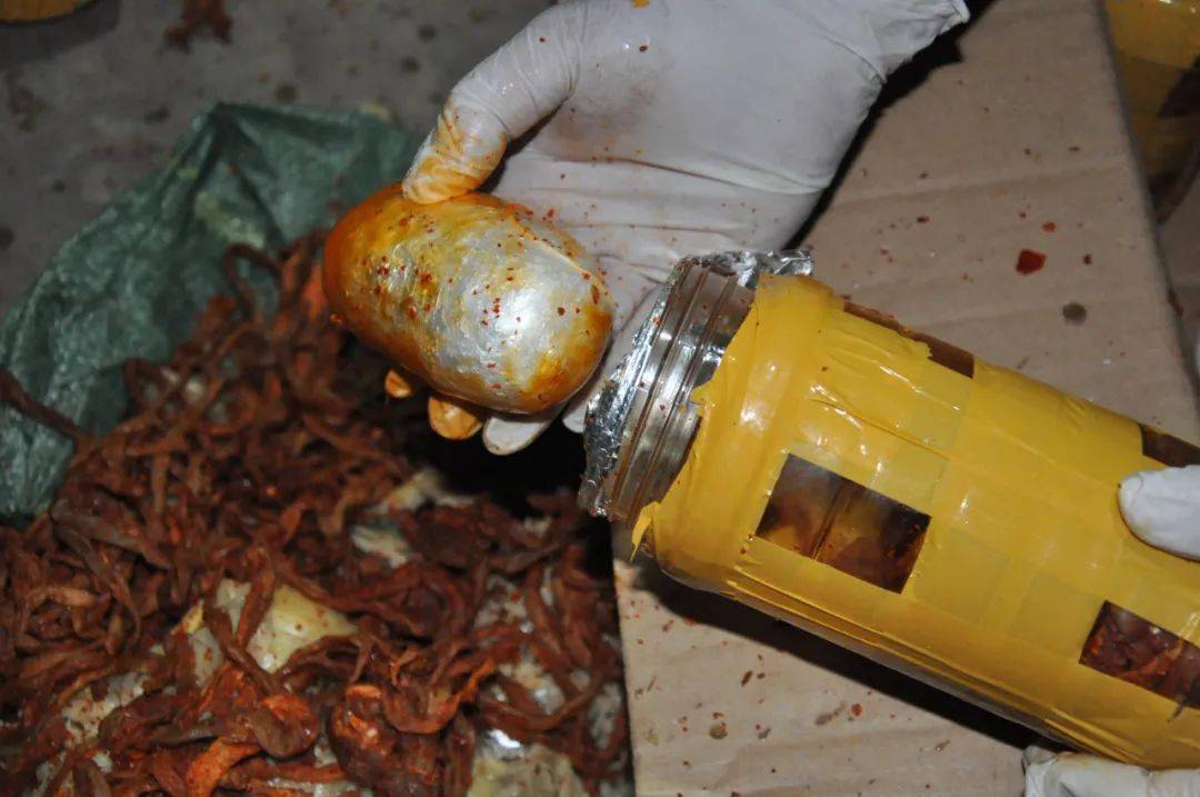 通过x光机扫描,糯米粑粑内有颗粒状痕迹,切开后,查获毒品冰毒1袋,重