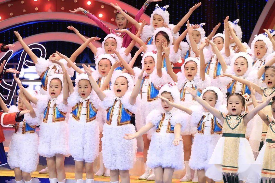 快乐歌舞蹈完整 85505f408f92417e87f6e37a09670b7b.jpeg