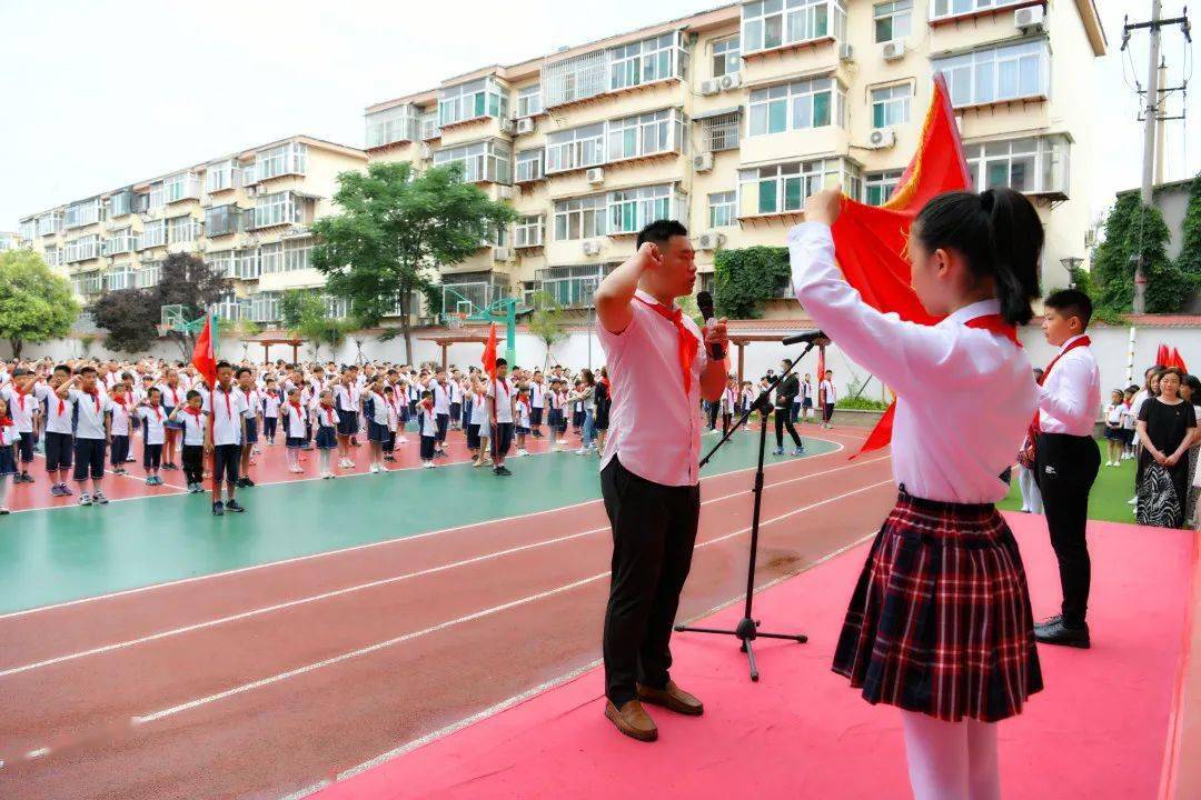 济南经十一路小学举行新队员入队仪式