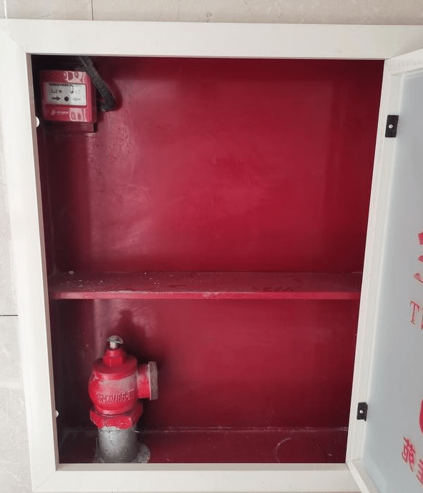 小区交房,业主发现消防栓没安,连廊栏杆外也没防护网