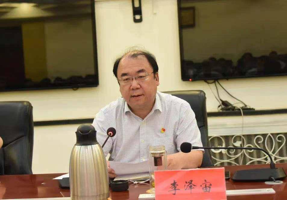 县委常委,政法委书记刘学凤汇报全县政法队伍教育整顿开展情况.