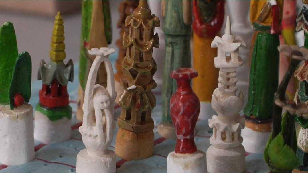 大连六旬退休教师6年雕刻2500多件兵马俑粉笔微雕_胡巨校