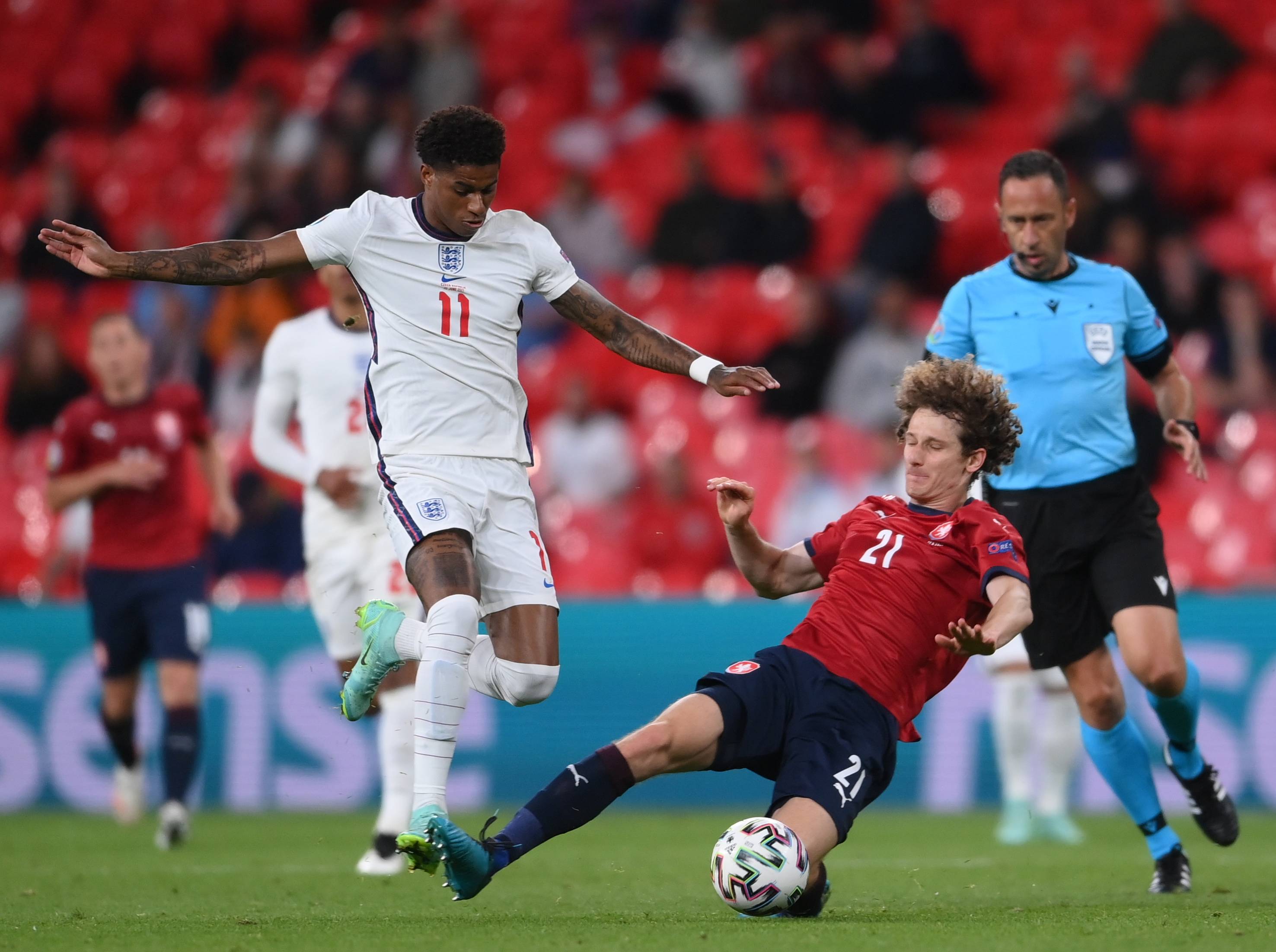 英国超级联赛-带字幕的英国新闻:12家欧洲俱乐部宣布成立欧洲超级联赛