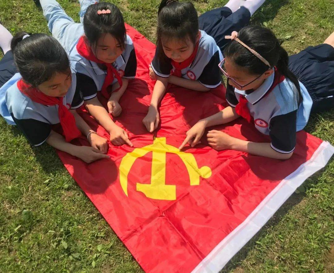 盐城红领巾走过百年党旗更艳东台市新街镇小学举行我向党旗敬个礼主题