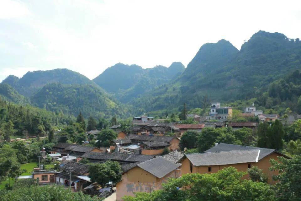 6月23日,屏边县消防救援大队深入白河镇洒卡村传统村落开展消防"体检"