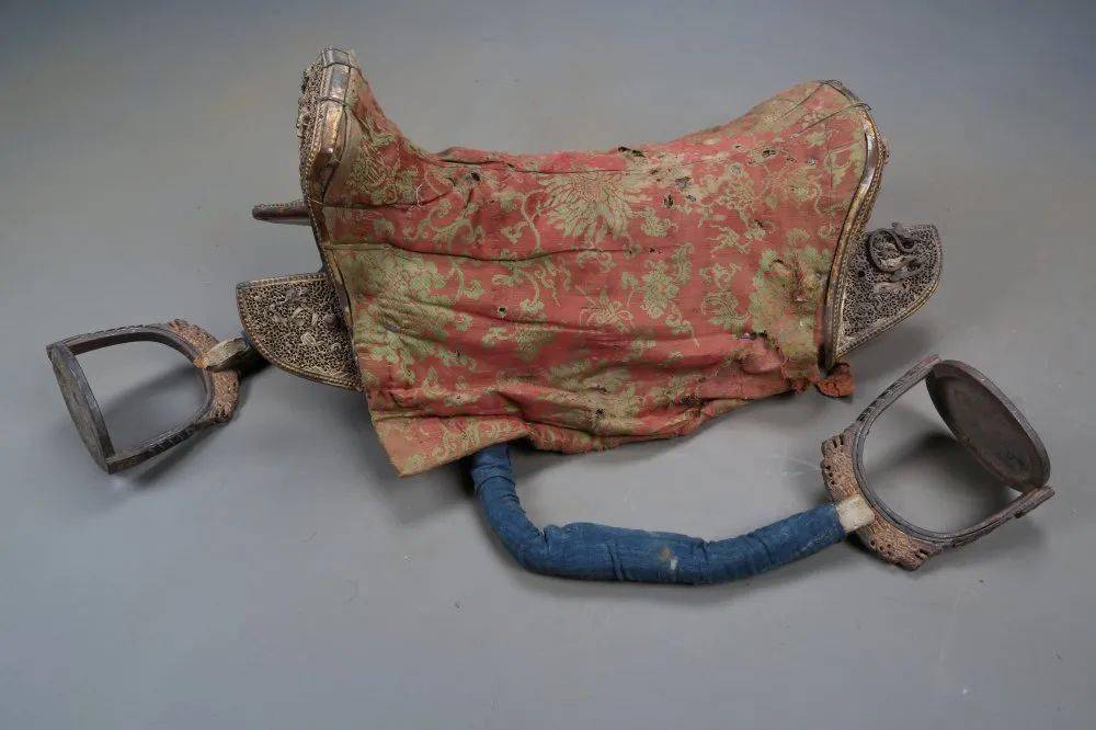 馆藏精品丨明鎏金铜如意龙纹马鞍十七