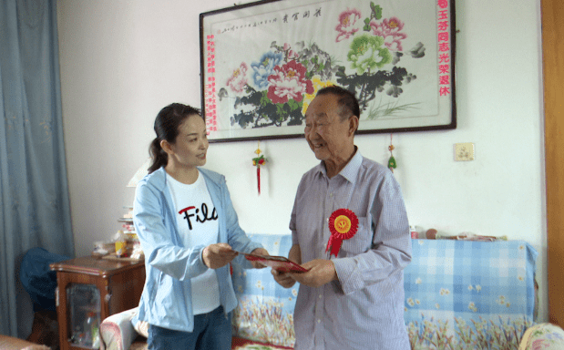 华亭市开展七一慰问活动送去党的关怀与温暖