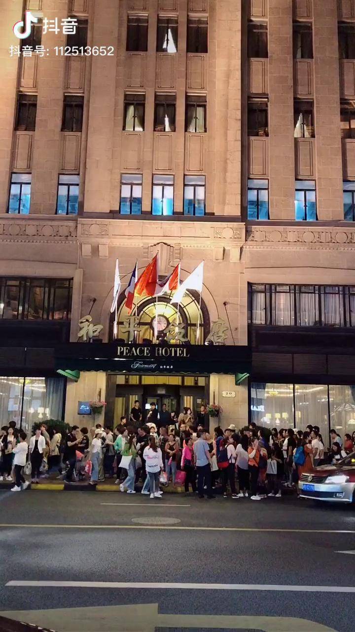 传说中旧上海杜月笙的和平饭店,当时不管犯下多大的罪,只要在这里你就