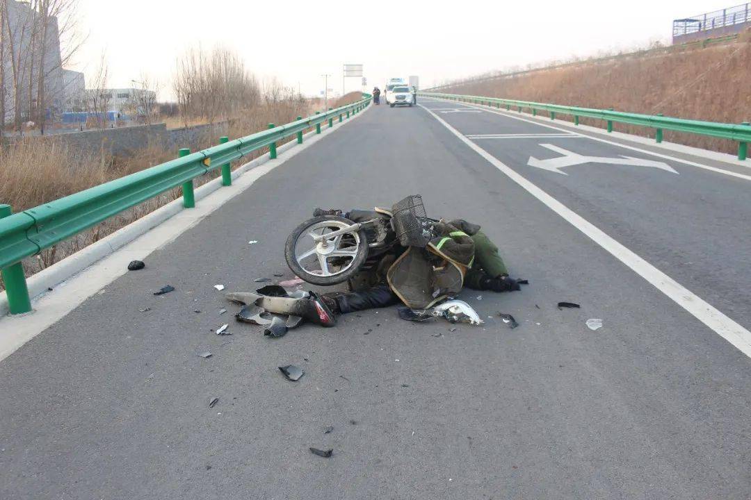 事故现场照片>>>2021年3月7日6时38分,秦皇岛市公安局交警支队七大队