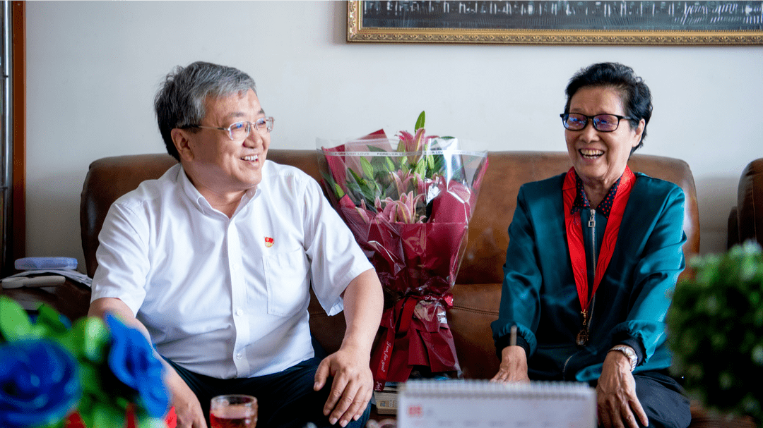 张金亮,贾振国,郝智强看望慰问集团公司老党员 颁发"