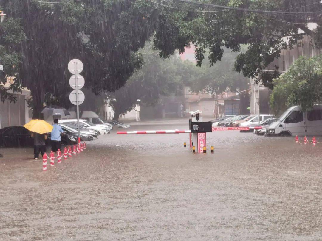 请绕道通行!受暴雨影响,佛山现时多地水浸_季华路