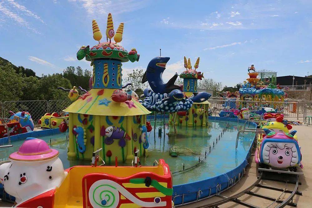 假期将至在您和家人朋友爬完庆都山游玩尧母湖后到游乐场中玩一玩大型