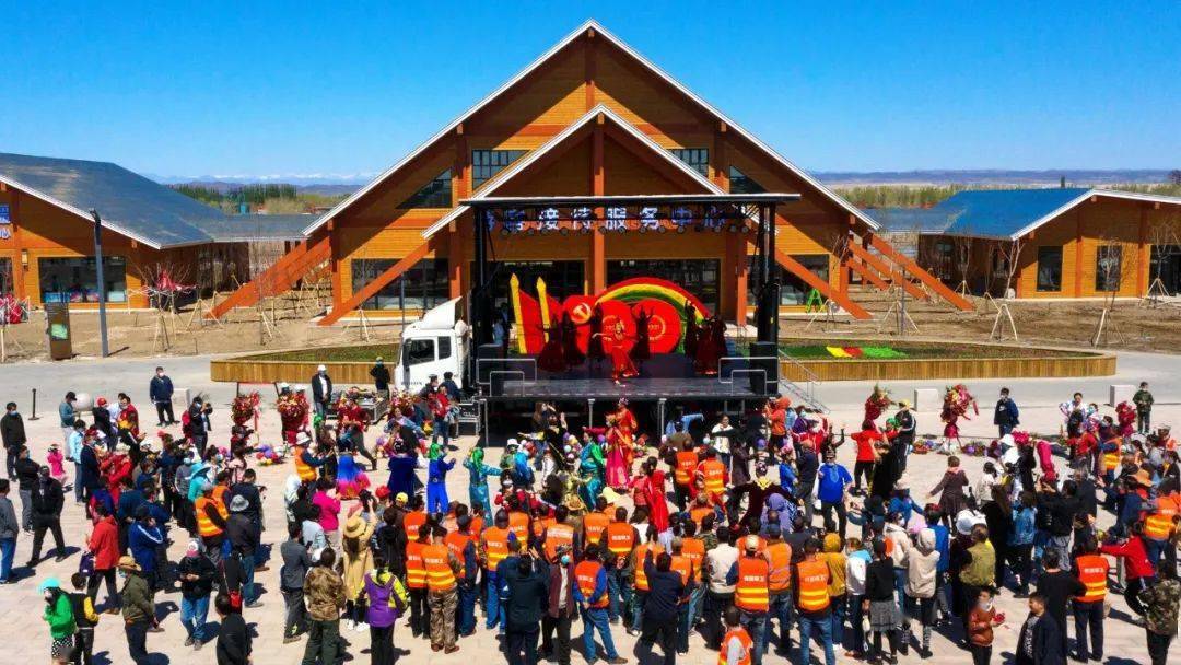 特别值得一提的是,前不久,乌尔禾镇的农村居民全都搬进了新时代"城镇