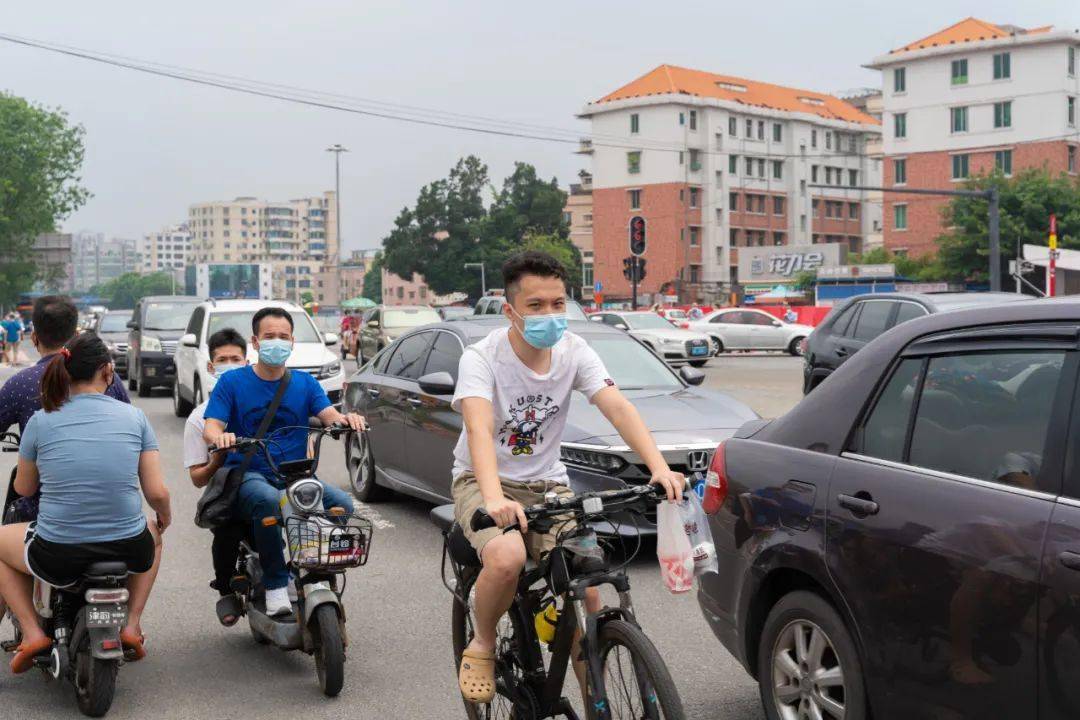 赶着上班图片