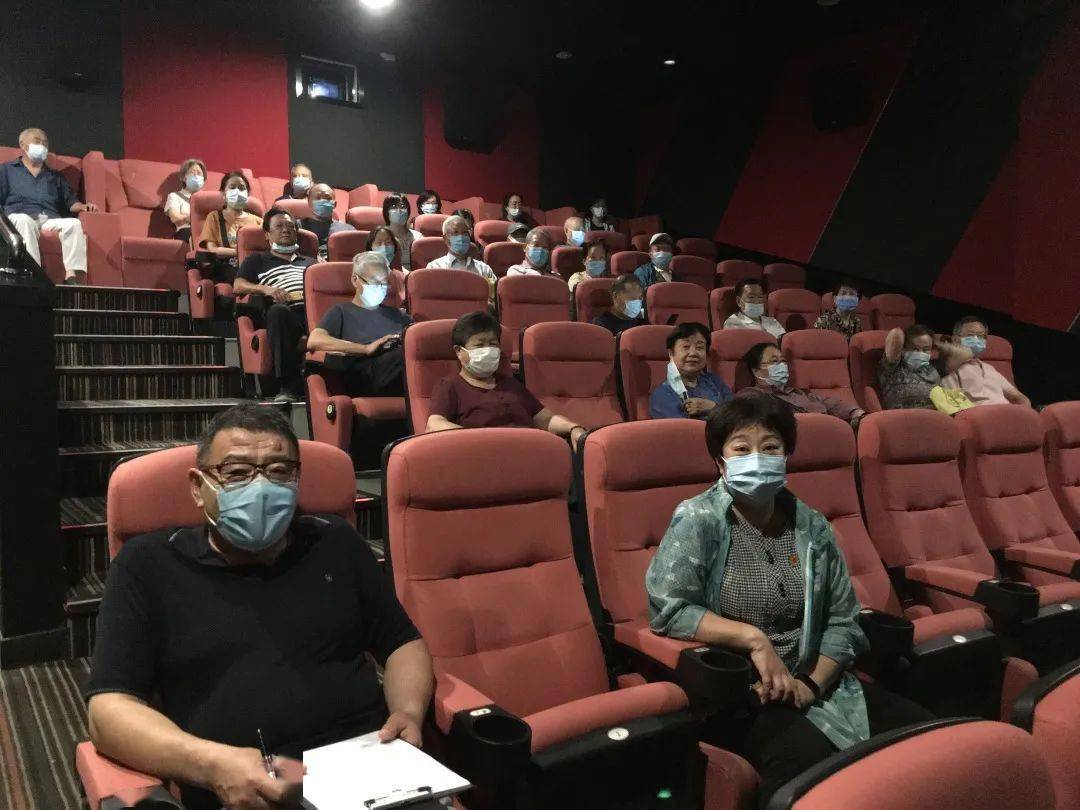 党史教育田村路街道玉阜嘉园社区党委组织开展社区党员到万画影城观看