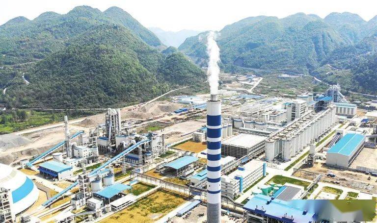 走进务川自治县镇南氧化铝厂区,机器轰鸣,水,电,风等各系统有序运转