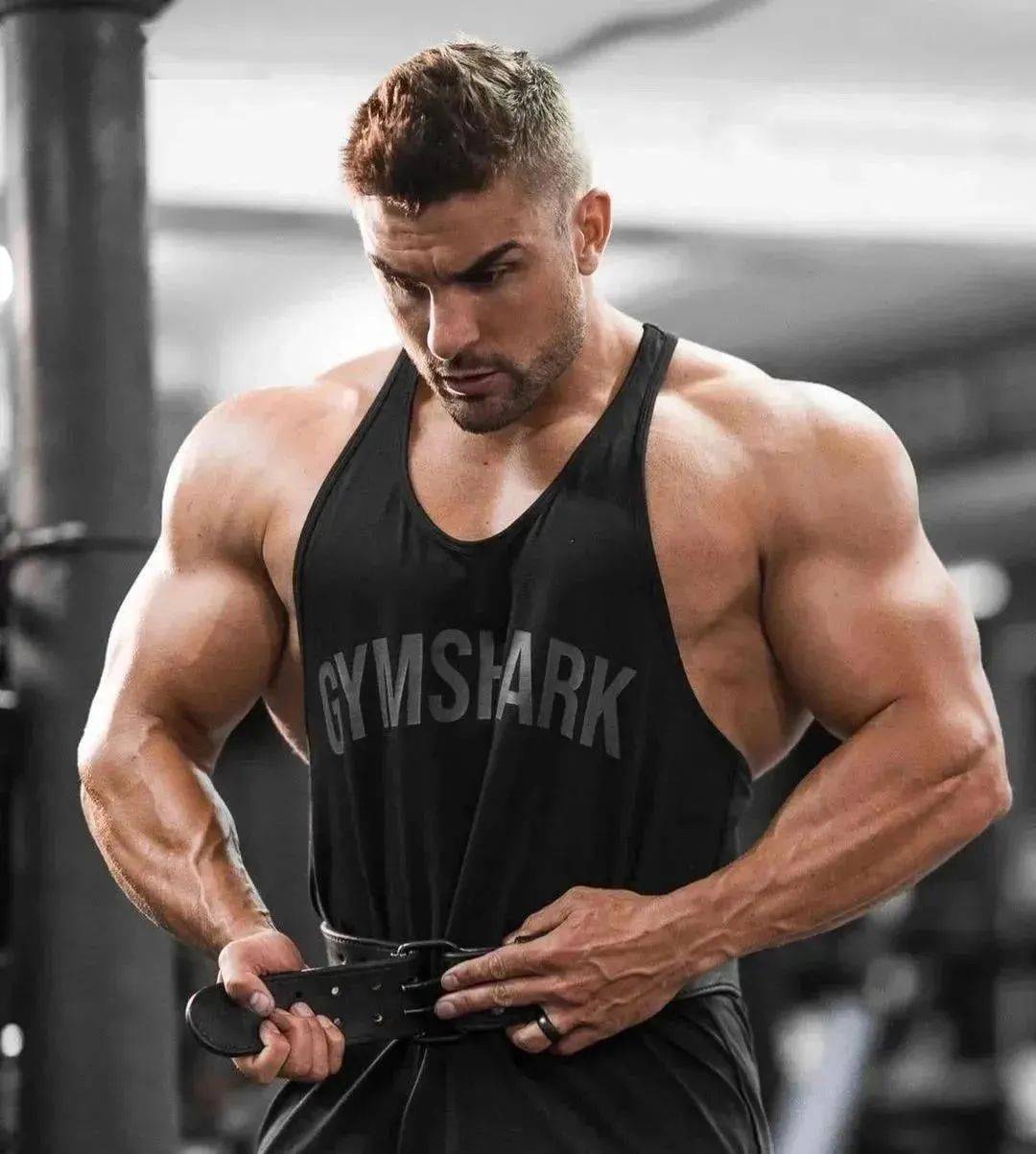 天天训练的军人vs撸铁的猛男肌肉有什么区别