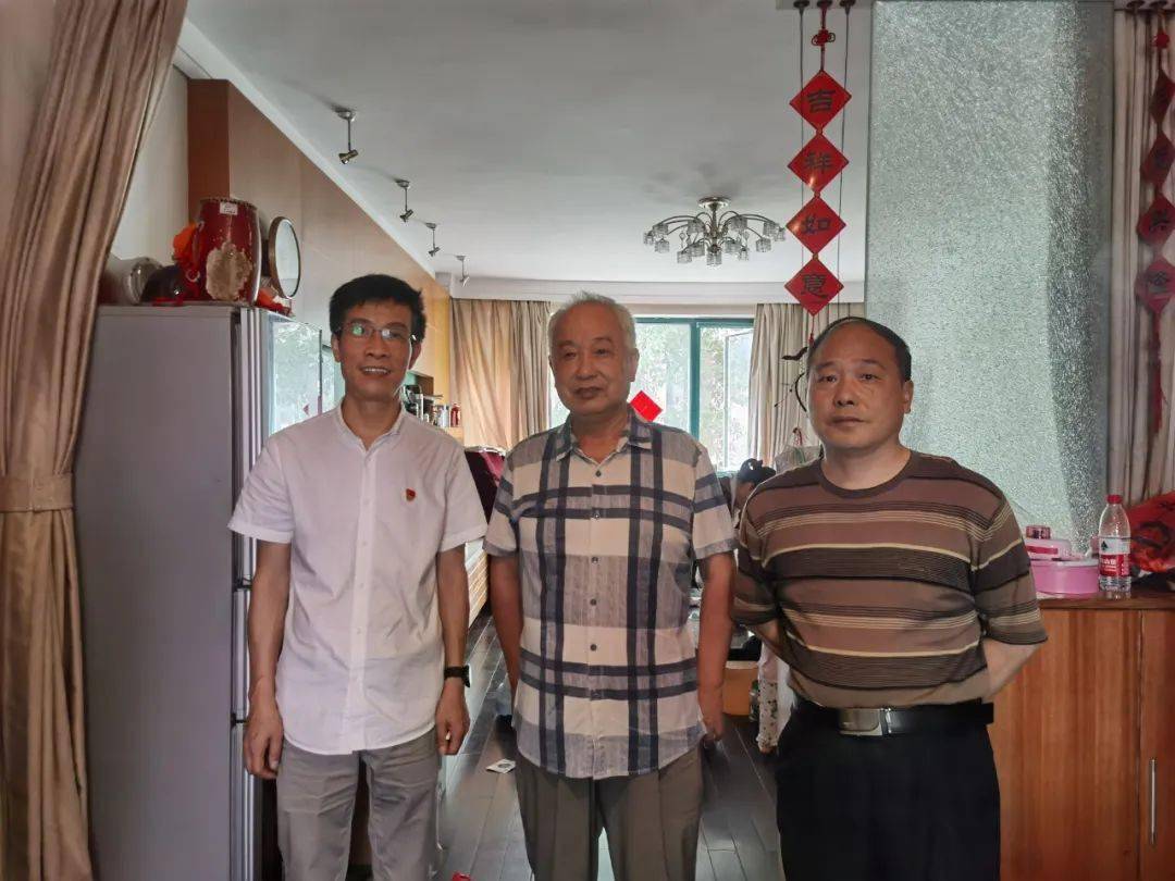 省寄研所党总支走访慰问老党员代表向部分老党员颁发