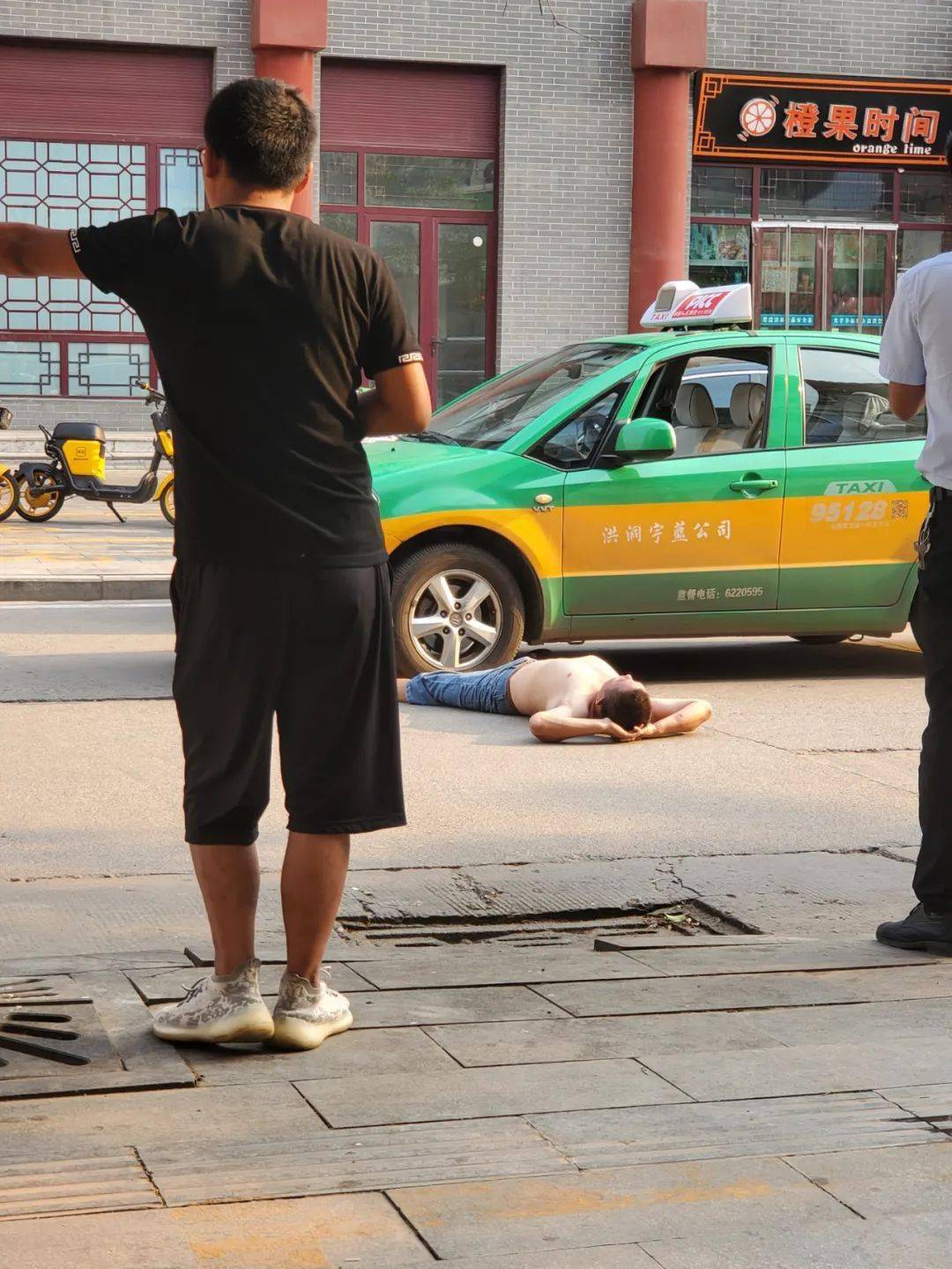 山西临汾一男子赤裸上身躺大街上拦车