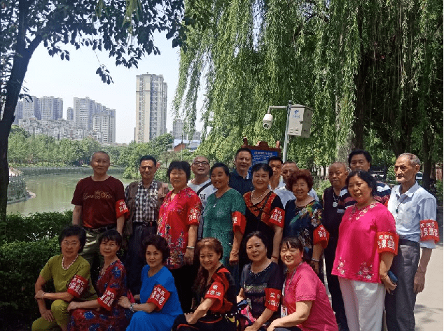 走蜂箱 6月初的一天,晋阳街道吉福社区网格走访员肖宗成在日常巡查中