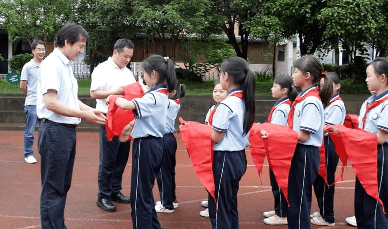 课桌椅和灯全被换了,丽水这所学校的孩子们用一个动作回应……_小学