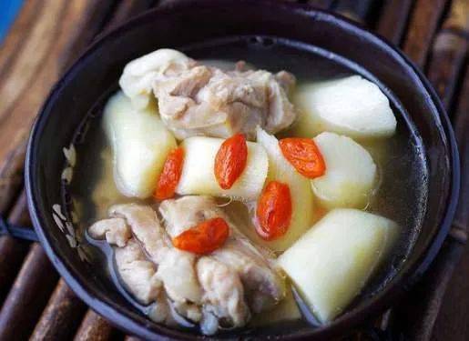 枸杞滋补肾气,养肝明目;山药生津益肺,补肾涩精.