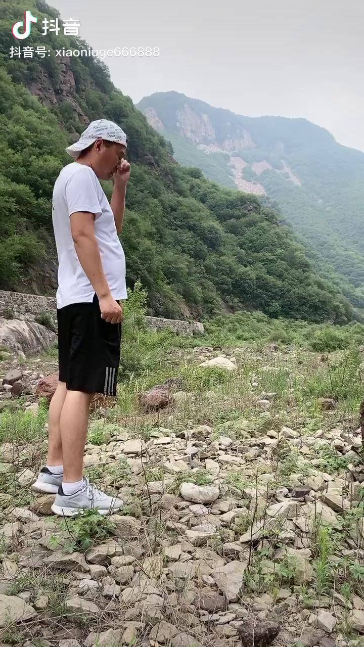 看样子要在荒郊野外露营了希望没有野生动物打扰