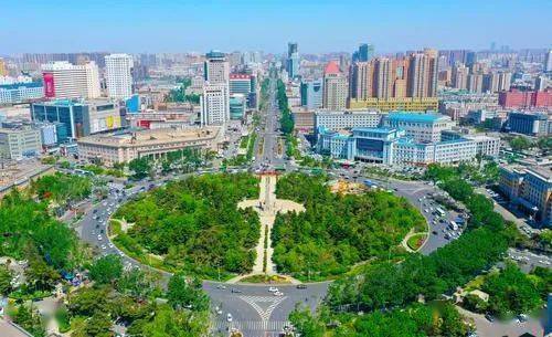 铺种草坪15万余平方米 主次街路,绿荫浓浓,郁郁葱葱 城市广场如明珠般