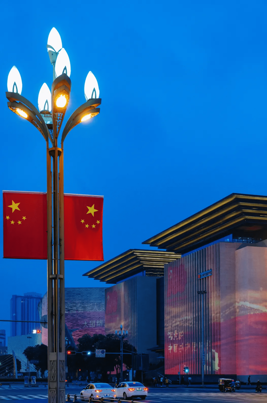 满城璀璨共庆党的百年华诞!央视《东方时空》聚焦成都灯光秀