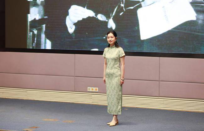 "90后"党员代表朱雯文在高中毕业时就已入党,"如今对党的思想理论学习