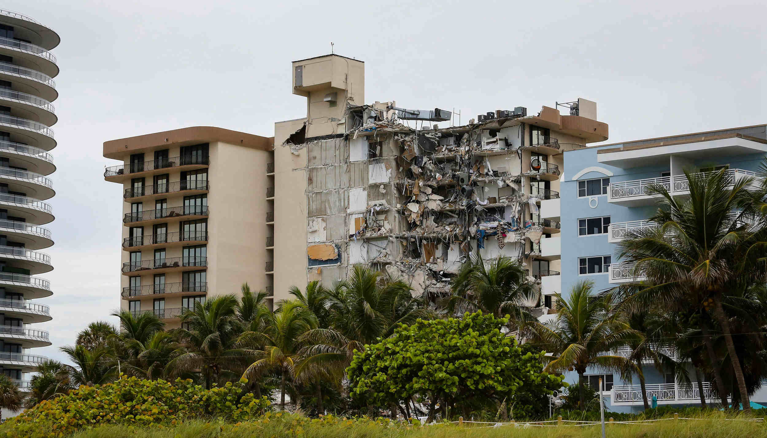 美国垮塌公寓内159人下落不明,幸存者:感觉被导弹击中_大楼