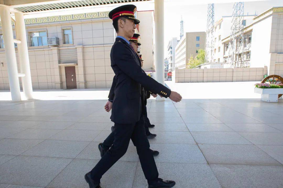 这么帅的铁路小哥你在站台上见过吗