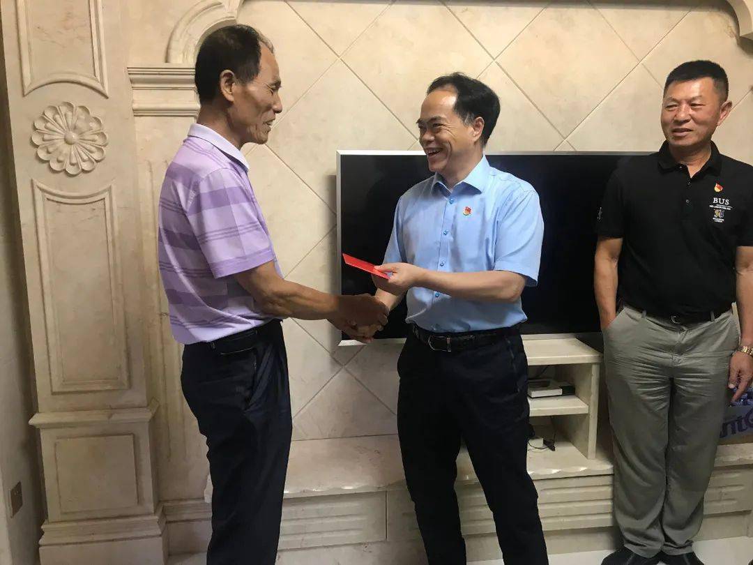 一句句问候,一声声叮咛,把党的温暖和关怀送到了困