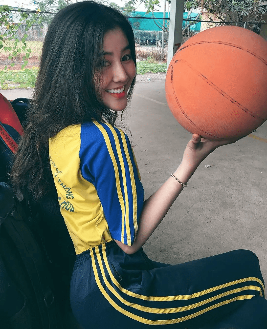 20岁学妹发育过猛遭围观又纯又欲我沦陷了