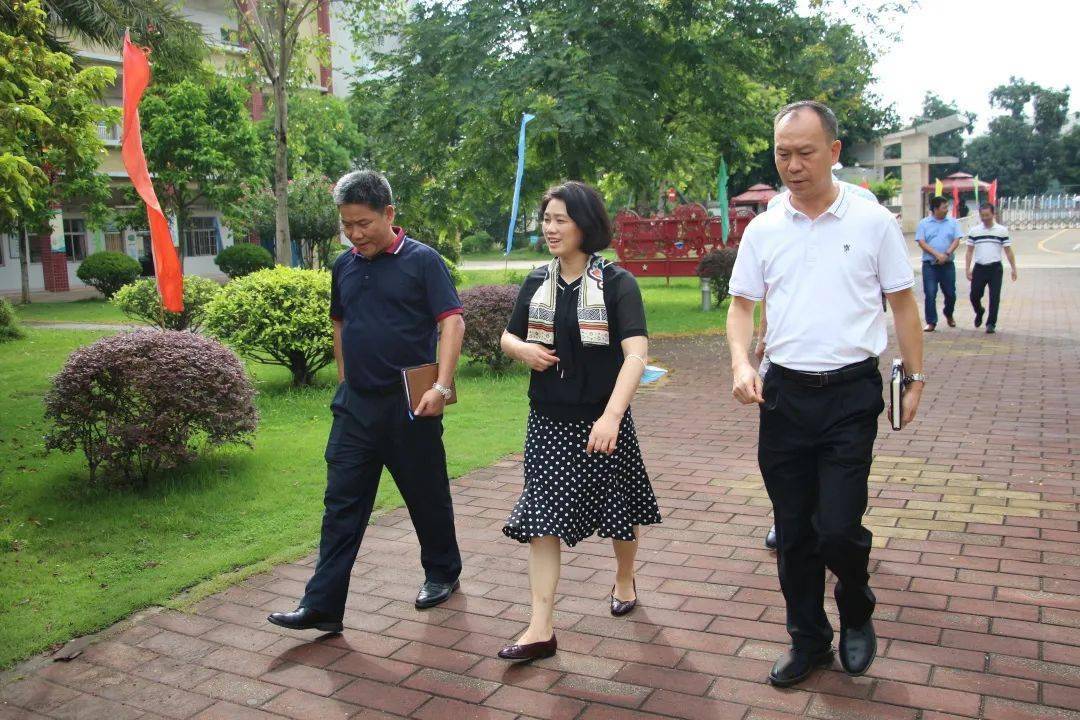 镇党委委员,副镇长梁泽基及教体中心相关负责人等到横栏中学检查中考
