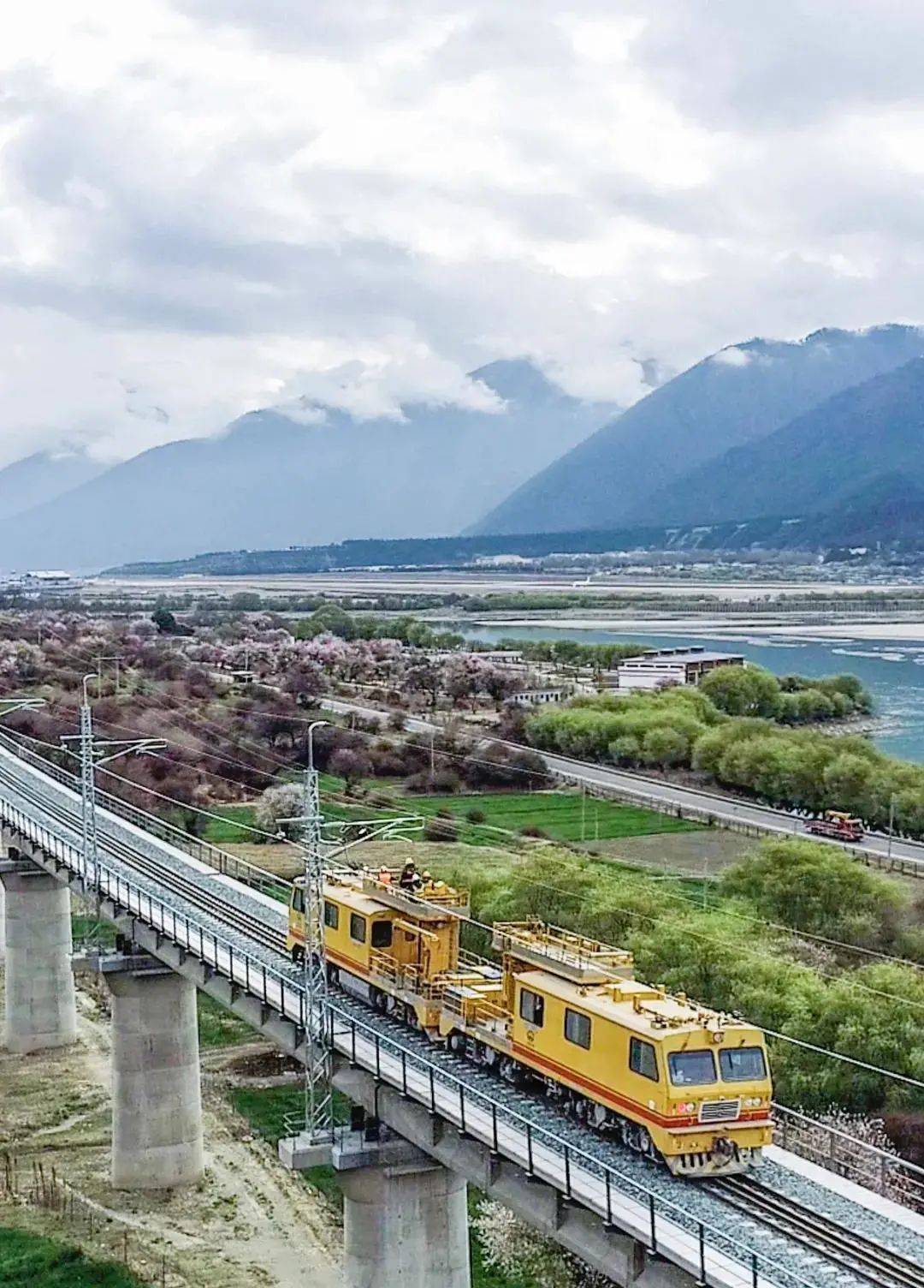 跟着基建狂魔“云游”拉林铁路,详解世界屋脊上的超级工程_动车组