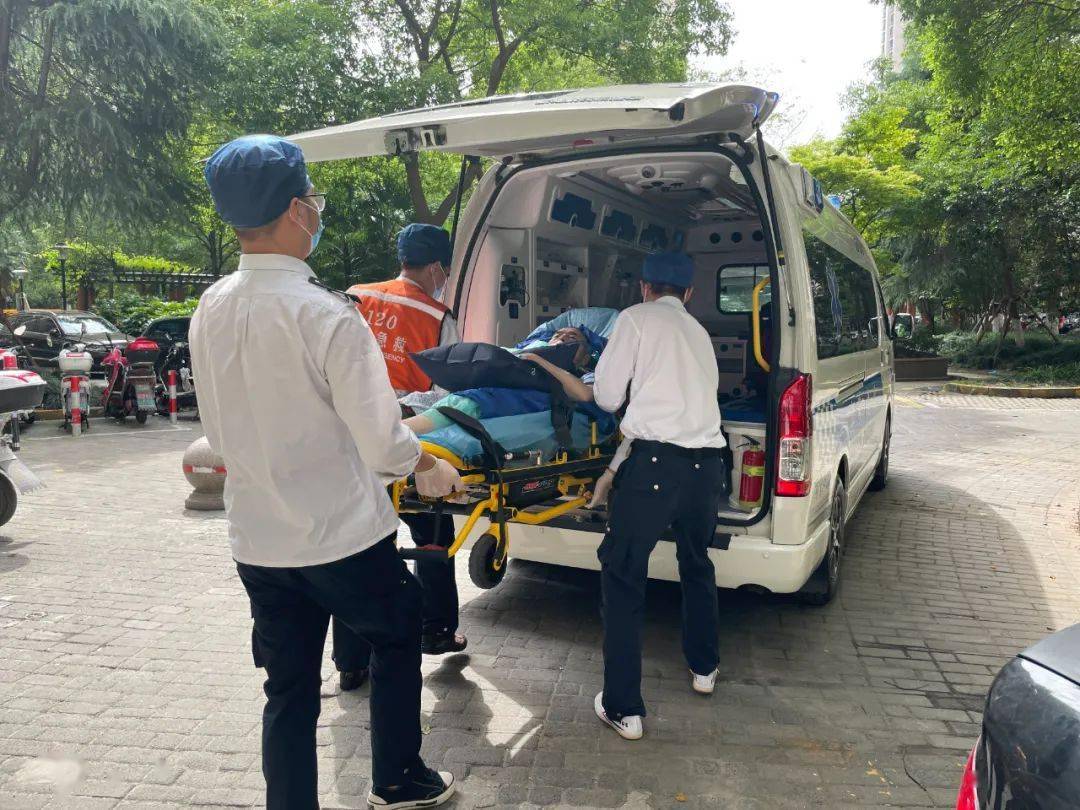 有着十多年驾龄的救护车司机陈智华表示