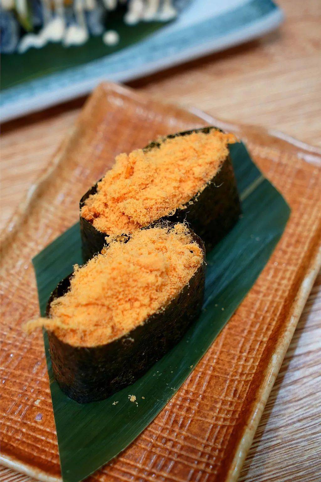 搭配香软的米饭,入口口感丰富,肉松军舰用酥脆的紫菜包裹着满满的料