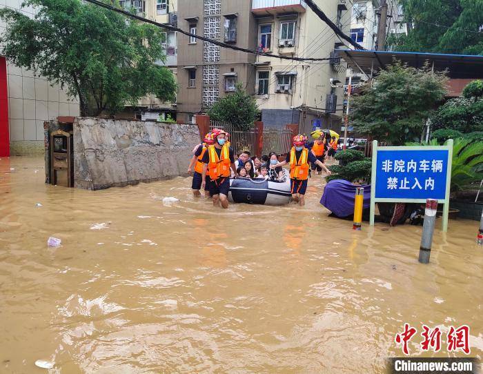 武漢遭遇強降雨 消防轉移疏散被困群眾