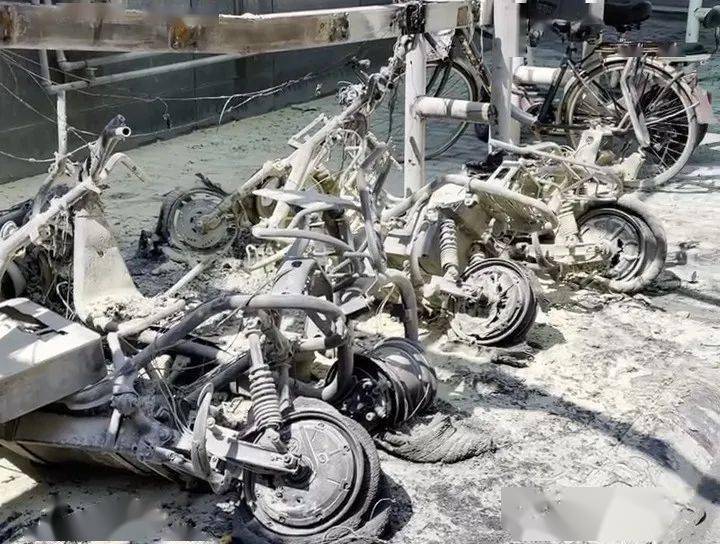 1辆摩托车被烧毁