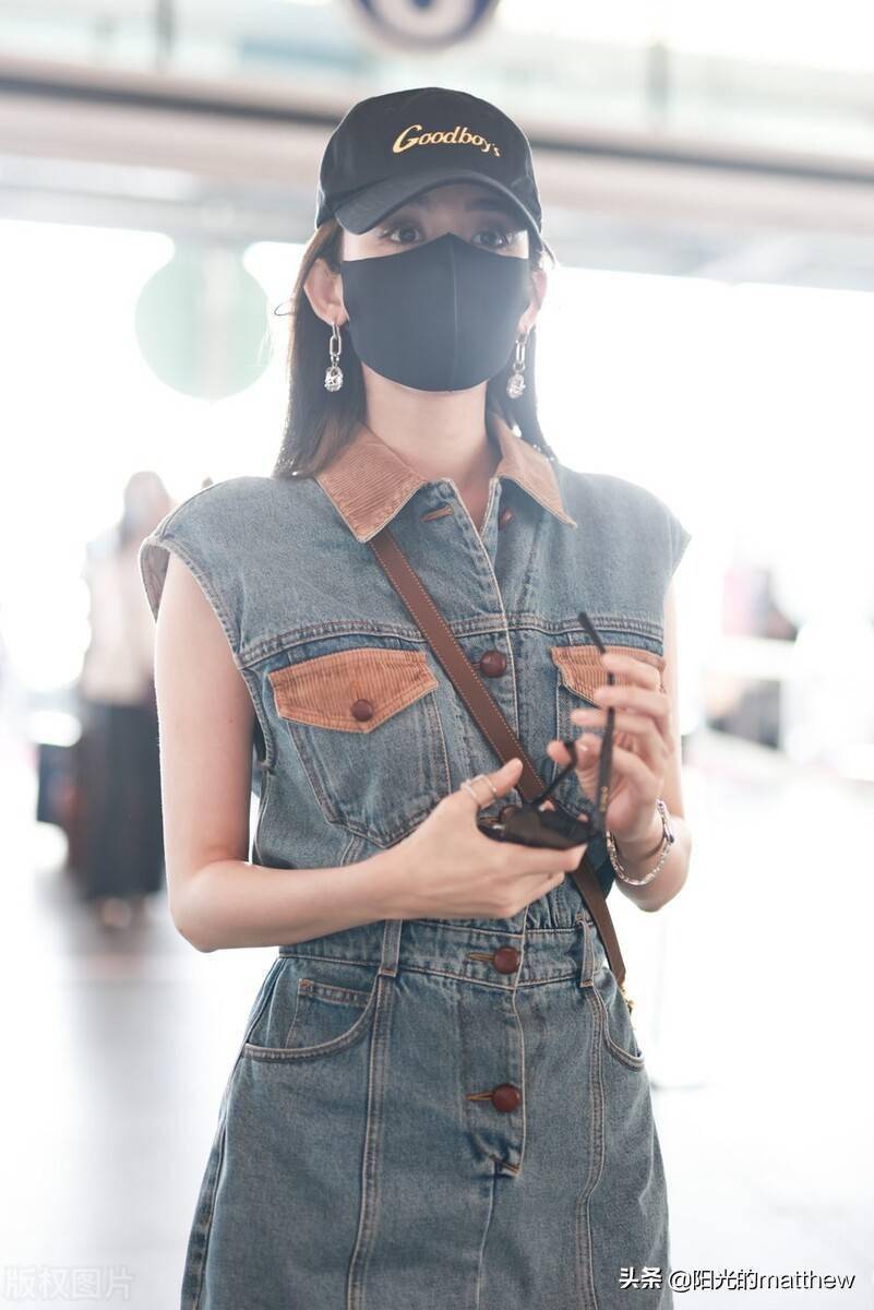 古力娜扎身穿连衣裙现身机场,大秀曼妙身材拿下帽子露出绝美笑容_口罩