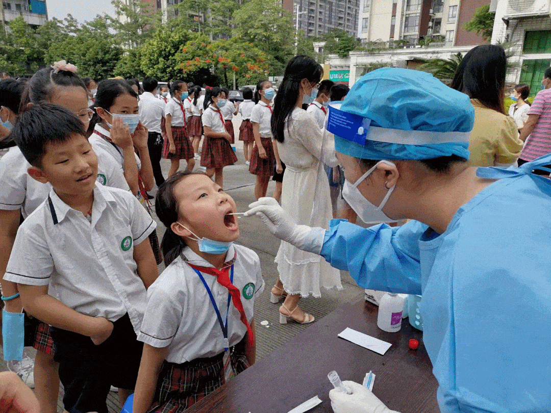中心携手长安医院的医务人员到长安东安小学开展第三次核酸检测工作