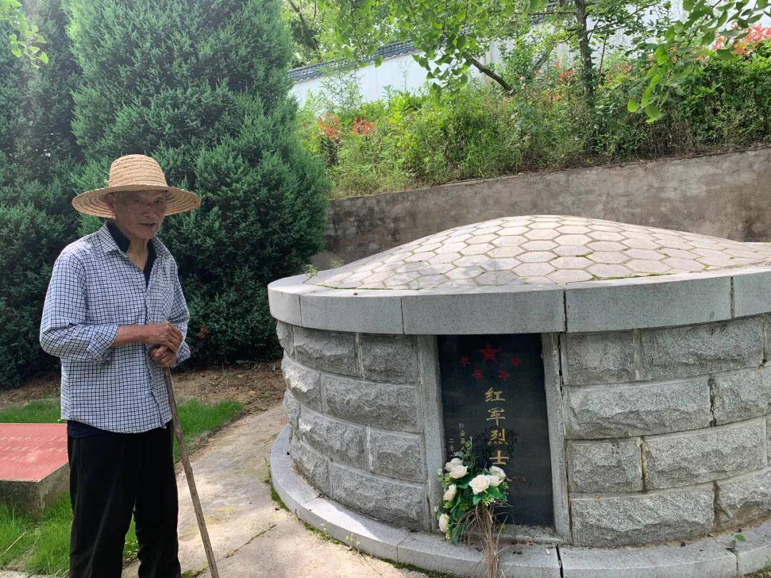 寻访中国第一将军县一位83岁老人为无名烈士守墓60年