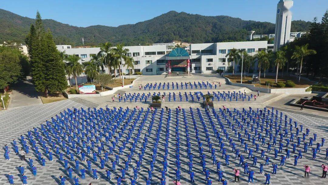 整洁干净的宿舍我 们 的 环 境广大附中英豪学校公众号:gdfzyhxx(点击
