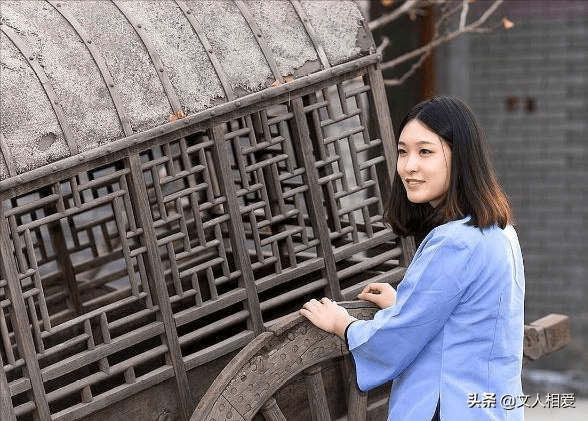 还有更重要的一点,韩权华的家庭成员和社会关系更为显赫,她是五姐妹中