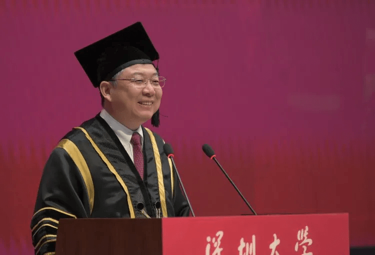 躺平弹幕快乐星球看深大网红校长今年又说了什么