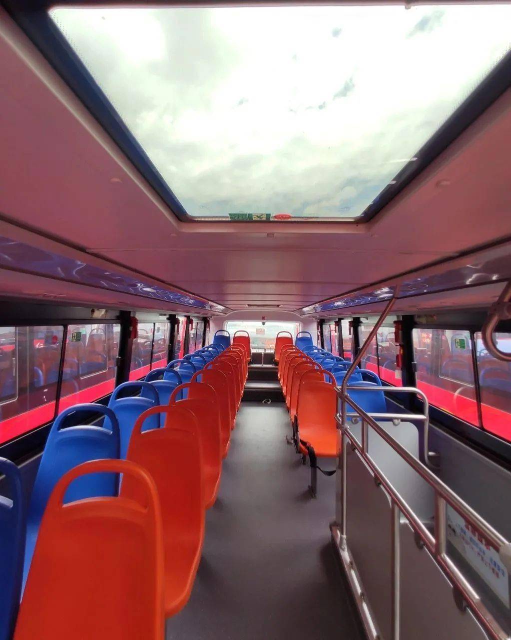 贵阳新双层公交车今日亮相,二层变成这样了!_巴士