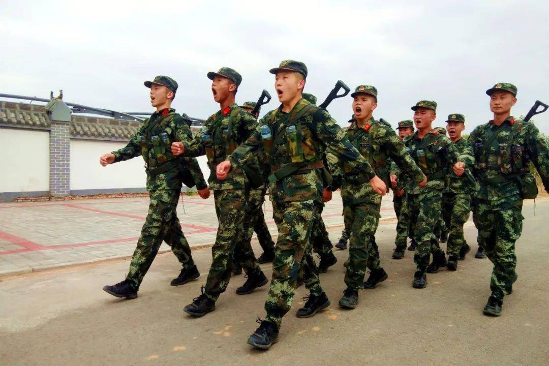 也曾是一名司号员,当兵前,爷爷经常给他讲述当年在部队当司号员的经历